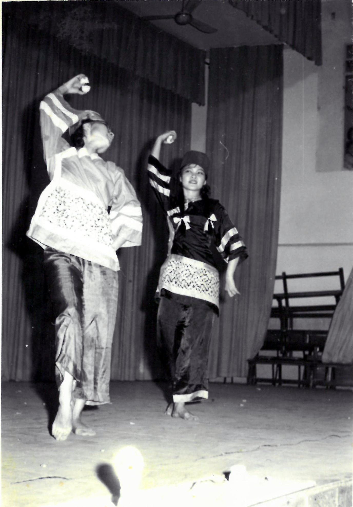 153.53年5月xx日 本校女生舞編隊參加全縣民族舞蹈比賽榮獲冠軍